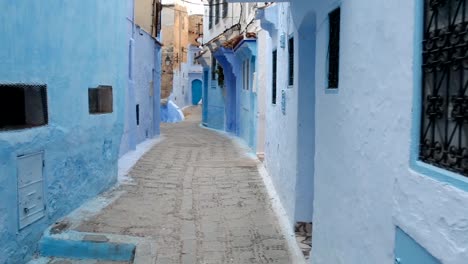 Caminando-en-la-ciudad-azul-de-Chefchaouen-Chaouen-POV-/-Marruecos,-primer-punto-de-vista