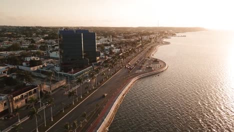 Hermosa-puesta-de-sol-sobre-el-mar-y-la-ciudad.-Vista-aérea-de-Malecón-de-Campeche-y-el-mar.-Caminadora-y-bicicleta-de-ruta-en-el-paseo-marítimo