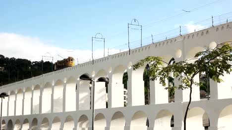 Santa-Teresa-Straßenbahn-Kreuzung-Lapa-Bögen-in-Rio-De-janeiro