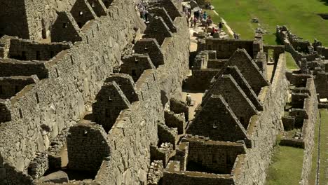 Neigung-nach-unten-Schuss-der-Ruinen-von-Machu-Picchu-hautnah