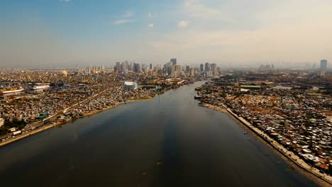 Luftbild-Stadt-mit-Wolkenkratzern-und-Gebäuden.-Philippinen,-Manila,-Makati