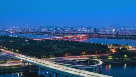 Timelapse-Verkehr-in-der-Nacht-in-der-Stadt-Seoul,-Südkorea