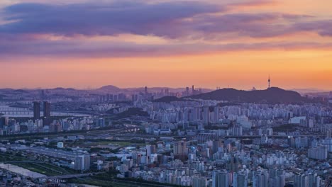 Lapso-de-tiempo-en-la-ciudad-de-Seúl-y-la-montaña-Namsan,-Corea-del-sur.