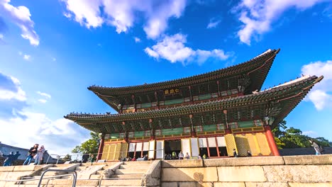 4K,-Time-lapse-tourist-at-changgyeonggung-palace-South-Korea