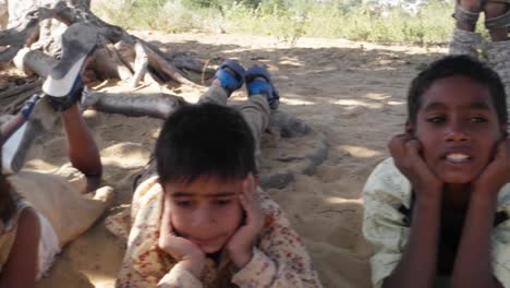 Indische-Kinder-Porträt-glücklich-und-aufgeregt,-spielen-und-fröhlich-in-Sandfläche-in-Rajasthan-Staat-von-Indien