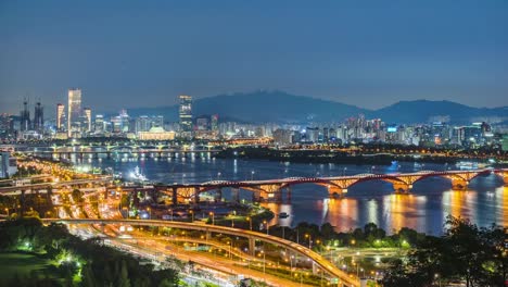 Timelapse-Verkehr-nachts-in-der-Stadt-Seoul,-Südkorea.