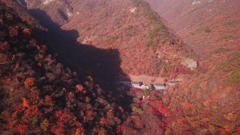 Vista-aérea-otoñal-el-bosque-del-Parque-Nacional-Naejangsan,-Corea-del-sur.