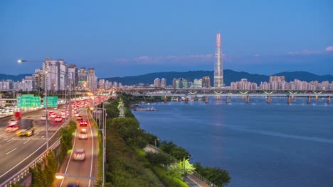 Timelapse-de-tráfico-por-la-noche-en-Seúl,-Corea-del-sur.