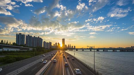 Timelapse-de-tráfico-al-atardecer-en-Seúl,-Corea-del-sur.