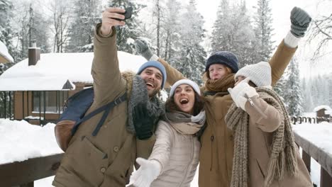 Grupo-de-amigo-tomando-Selfie-en-bosque-del-invierno