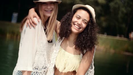 Chicas-hermosa-mestiza-joven-disfrutando-de-vacaciones-junto-a-un-lago.