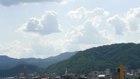 Cumulus-Wolke-schweben-über-dem-Himmel