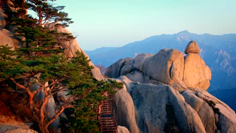 Puesta-de-sol-en-Ulsanbawi,-Parque-Nacional-Seoraksan,-Corea-del-sur