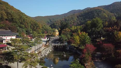 Vista-aérea-otoño-de-estatua-de-Buda-en-templo-de-Wawoo,-Yong-in-Seúl,-Corea