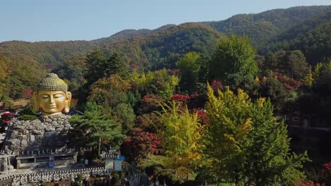 Vista-aérea-otoño-de-estatua-de-Buda-en-templo-de-Wawoo,-Yong-in-Seúl,-Corea