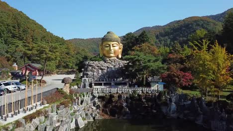 Vista-aérea-otoño-de-estatua-de-Buda-en-templo-de-Wawoo,-Yong-in-Seúl,-Corea