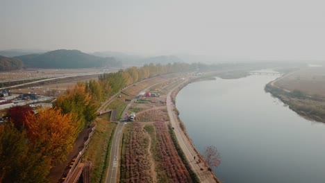 Otoño-de-vista-aérea-de-la-estatua-de-Buda-en-templo,-Seúl-Corea