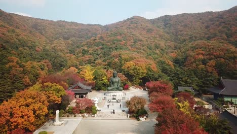 Otoño-de-vista-aérea-de-la-estatua-de-Buda-en-templo,-Seúl-Corea