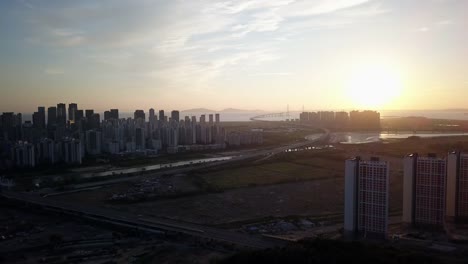 Luftaufnahme-des-Sonnenuntergangs-am-Incheon-Brücke,-Seoul,-Südkorea