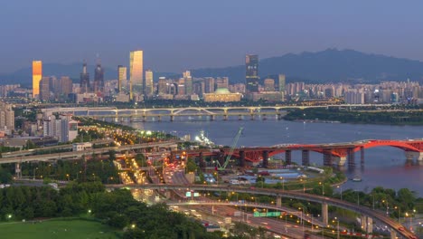 Timelapse-Verkehr-nachts-in-der-Stadt-Seoul,-Südkorea.