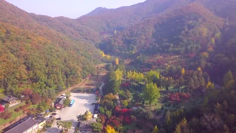Luftaufnahme-des-Herbstes-in-Wawoo-Tempel-Yong-in-Südkorea