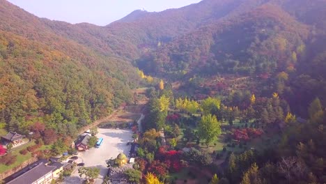 Vista-aérea-del-otoño-en-Wawoo-templo-Yong-en-Corea-del-sur