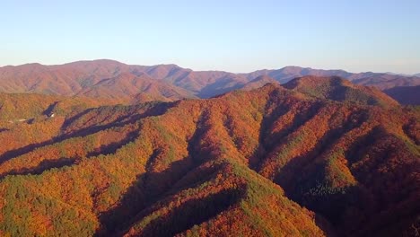 Vista-otoñal-de-las-montañas-de-Corea-del-sur