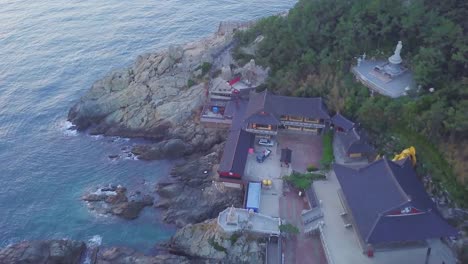 Luftbild-Haedong-Yonggungsa-Tempel-in-Busan-in-Südkorea