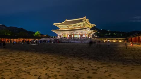 Hiper-lapso-de-turistas-pululando-por-Palacio-de-Gyeongbokgung-en-Seúl,-Corea-del-sur