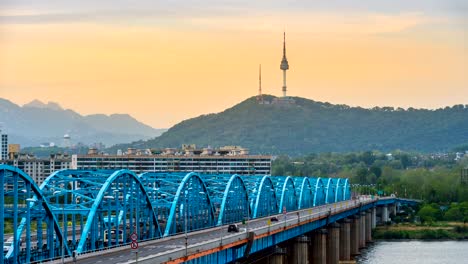 Time-lapse-of-Dongjak-Bridge-and-Seoul-tower-over-Han-river-in-Seoul,-South-Korea.4K