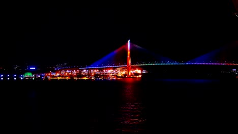 Nachtaufnahme-von-Korea-Busan-Brücke-und-Hafen-vom-Schiff