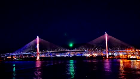 Nachtaufnahme-von-Korea-Busan-Brücke-und-Hafen-vom-Schiff