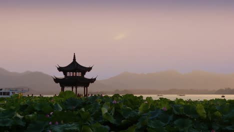 Hermoso-amanecer-con-una-antigua-pagoda.