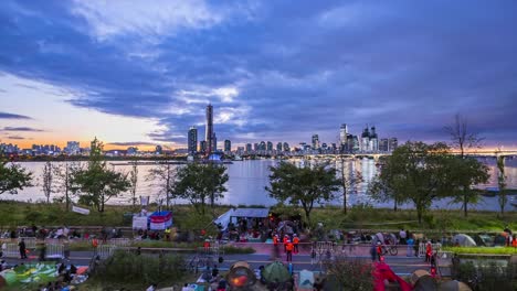 Timelapse-de-la-ciudad-de-Seúl-con-los-turistas-visitan-en-Festival-Internacional-de-fuegos-artificiales-en-Seúl,-Corea-del-sur