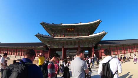 Lapso-de-Hyper-en-personas-caminando-en-el-Palacio-de-Gyeongbokgung-y-Seúl,-Corea-del-sur