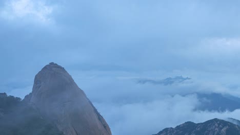 Timelapse-del-amanecer-en-la-montaña-Bukhansan-en-Parque-Nacional-City.Bukhansan-de-Seúl,-Corea-del-sur.