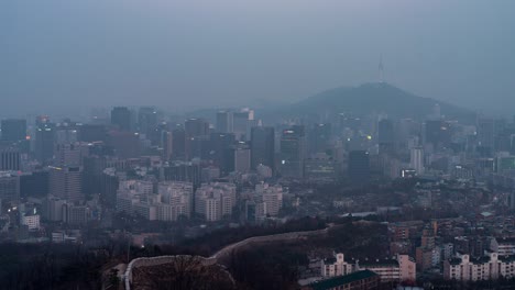 Seoul,-Korea,-Timelapse---Downtown-Seoul-von-Tag-zu-Nacht-wie-von-den-Seonbawi-Felsen-gesehen