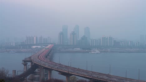 Seoul,-Korea,-Timelapse---Weitwinkelaufnahme-der-Cheongdam-Brücke-von-Tag-zu-Nacht-in-Seoul