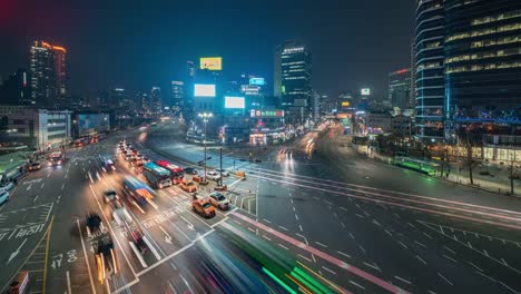 Seúl,-Corea,-Timelapse---tráfico-de-la-ciudad-de-amplio-ángulo-de-Seúl-en-la-noche