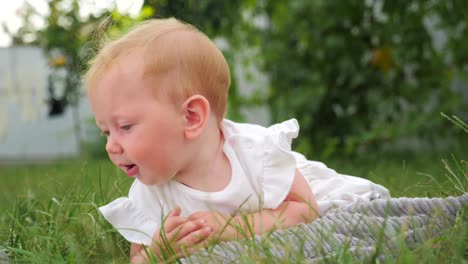 Baby-Mädchen-outdoor-Aktivitäten.