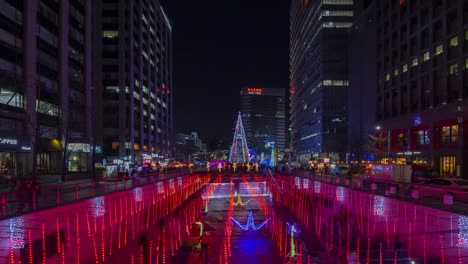 Cheonggyecheon-Stream,-Menschen-zu-Fuß-auf-schönen-Weihnachtslicht-in-der-Nacht-in-Seoul,-Südkorea