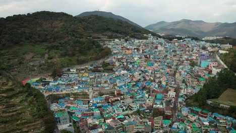 Vista-aérea-del-pueblo-de-la-cultura-de-Gamcheon,-Busan