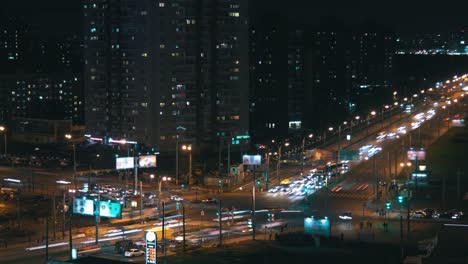 Belebten-Kreuzung-in-der-Stadt-bei-Nacht