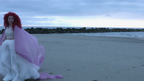 4-k-tiro-de-una-novia-pelirroja-en-la-playa