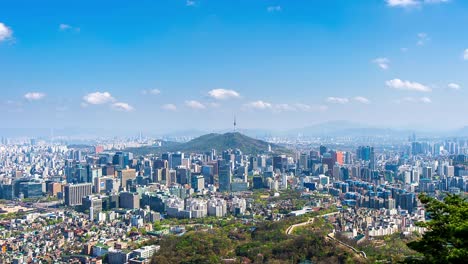 Zeitraffer-des-Stadtbildes-in-Seoul-mit-Seoul-Tower-und-blauer-Himmel,-Südkorea.