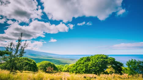 Zeitraffer---schöne-Wolken-über-die-Berge-mit-Meer-im-Hintergrund