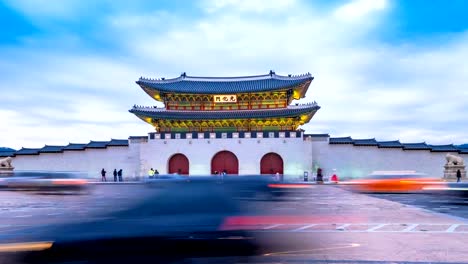 Zeitraffer-Gwanghwamun-Tor-und-Verkehr-in-der-Nacht-in-Seoul,-Südkorea.