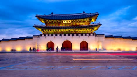 Zeitraffer-Gwanghwamun-Tor-und-Verkehr-in-der-Nacht-in-Seoul,-Südkorea.