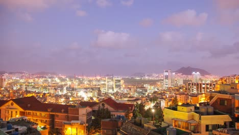 Vista-de-noche-del-puente-de-puerto-de-Busan-en-el-lapso-de-tiempo-de-carretera-de-Sanbok-en-Corea