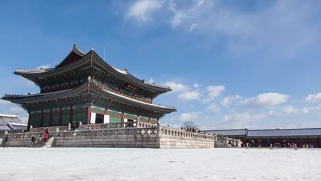 Lapso-del-paisaje-del-invierno-de-personas-recorriendo-Corea-Gyeongbokgung.